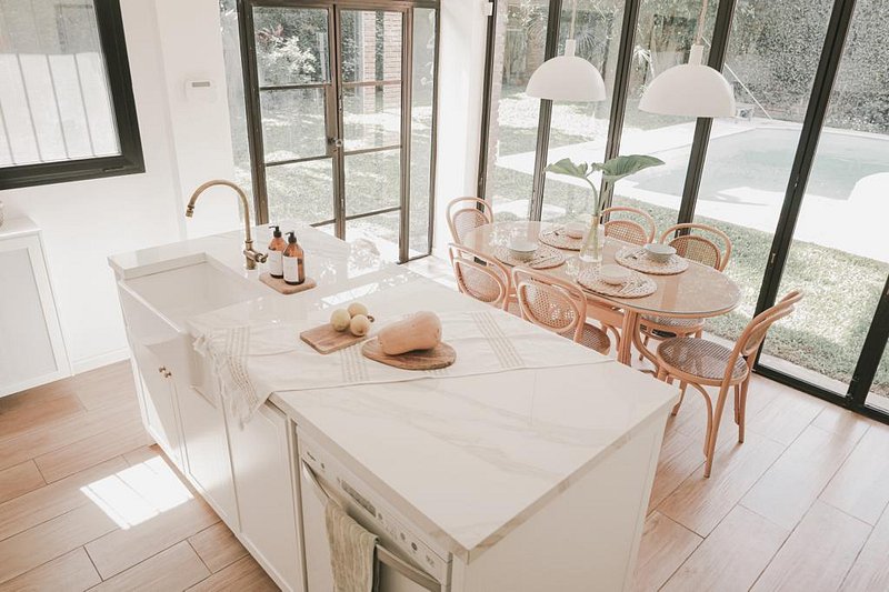 Cocinas modernas blancas: 10 fotos con ideas que te ayudarán a elegir la tuya